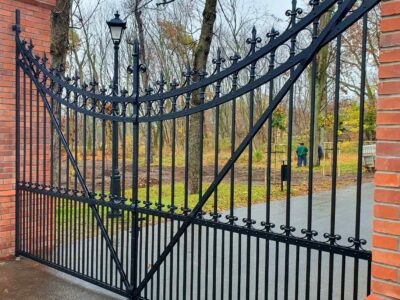 Renowacja bramy kutej Pałac Wioska