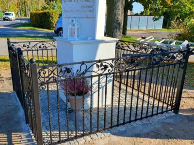 Ogrodzenie kute figórki Matki Boskiej